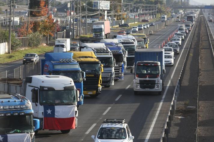 "El gobierno nos escuchó": Camioneros deponen paro en Paine tras llegar a acuerdo