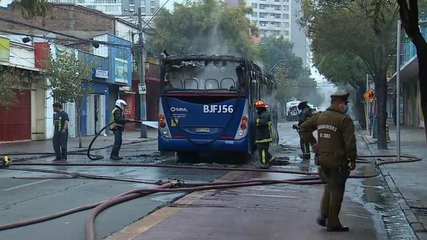 Investigan quema de bus del transporte público en Santiago