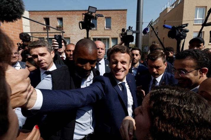 [VIDEO] Manifestantes lanzan tomates cherry al Presidente Emmanuel Macron