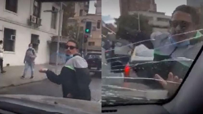 [VIDEO] Taxista amenazó y rompió parabrisas a conductor tras choque en el centro de Santiago
