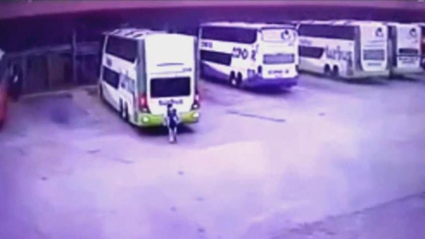 [VIDEO] Impactante atropello en Terminal de Buses de Valparaíso: mujer resultó con fractura expuesta