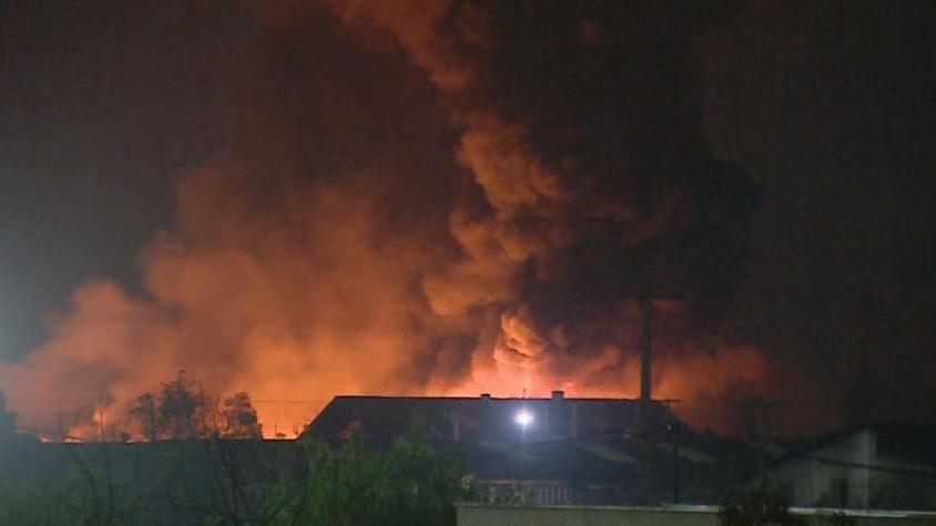 Incendio afecta fábrica de velas y alcohol gel en La Pintana: se mantiene fuera de control