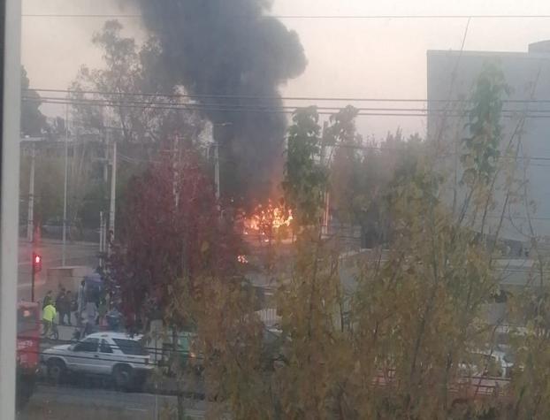 Desconocidos queman una micro en Avenida Grecia frente a la Universidad de Chile