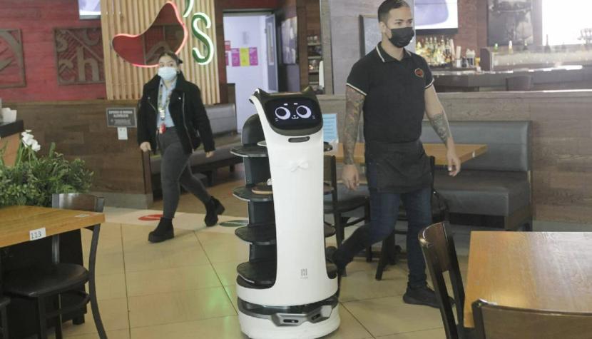 Hasta con propina: Garzones robot son un éxito en restaurant del Costanera Center