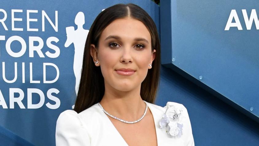 Millie Bobby Brown sorprende con su cabellera en premier de Stranger Things