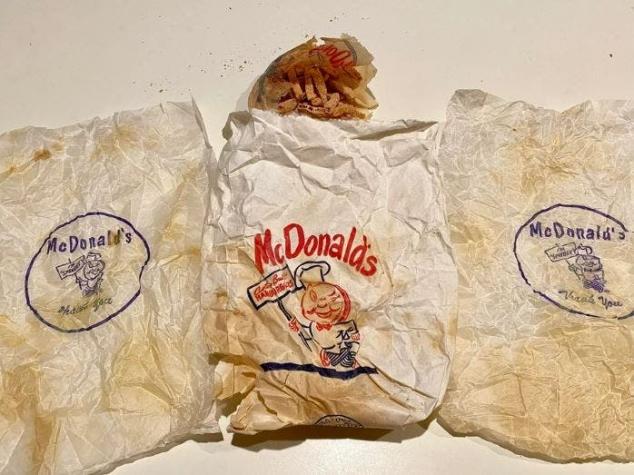 Pareja encuentran bolsa con orden de McDonald's de hace 63 años cuando renovaban su baño