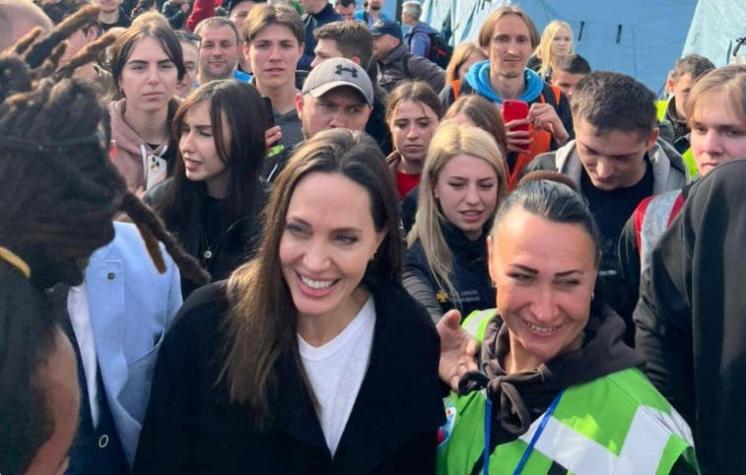 Angelina Jolie realiza sorpresivo viaje a Ucrania para visitar a niños y refugiados