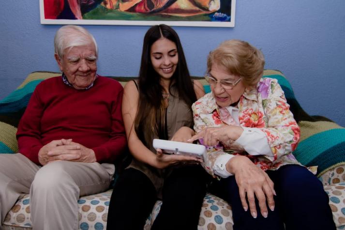 Startup chilena crea sistema que alerta a familiares de adultos mayores sobre posibles accidentes