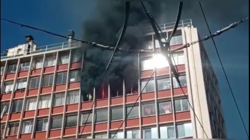 Bomberos combaten incendio en departamento frente a Plaza Victoria de Valparaíso