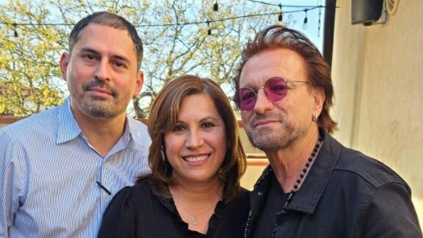 Hombre se hizo pasar por Bono de U2 y comió gratis en restaurante: se fotografió con los dueños