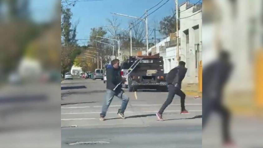 [VIDEO] Hombre que mendigaba con muletas fue enfrentado por un motociclista y salió corriendo