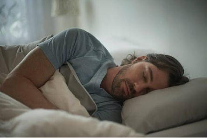 Nuevo estudio revela que las personas de edad mediana y mayores deberían dormir 7 horas