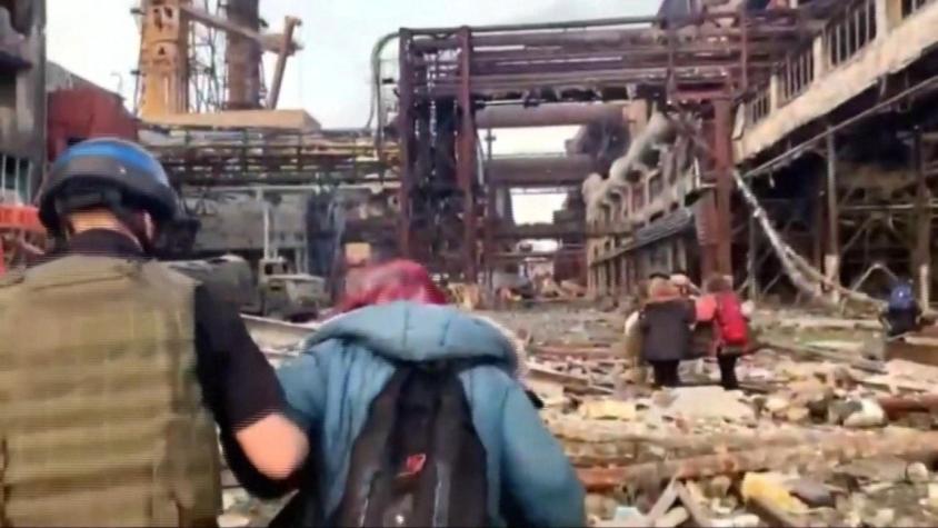 [VIDEO] Cientos siguen atrapados en Ucrania: Emotivo relato de evacuados de Acería