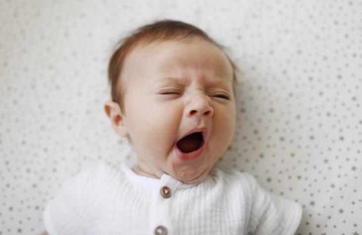 Cortar el frenillo de la lengua de los bebés, una moda que suscita interrogantes