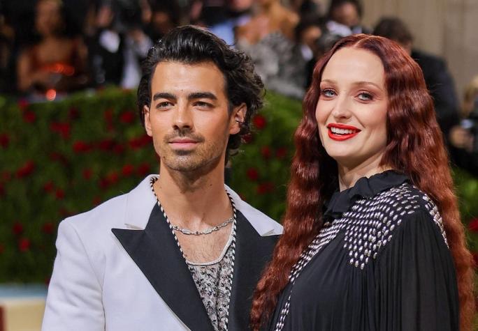 Sophie Turner luce su avanzado embarazo al llegar junto a Joe Jonas a la Met Gala 2022