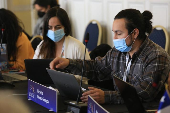 "Es que me estoy duchando": Convencional constituyente pide votar "a viva voz" mientras se bañaba