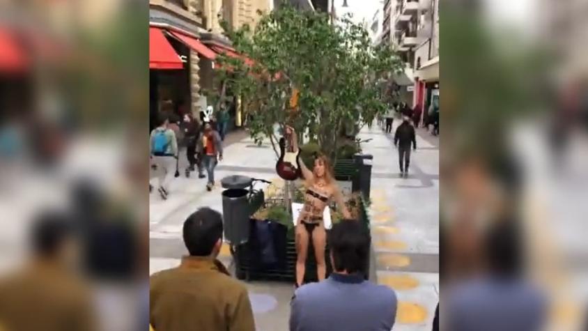 Le hizo RCP a una guitarra: cantante se desnuda en la calle porque la música "está muriendo"
