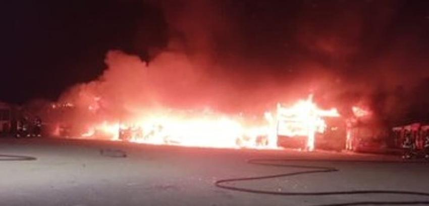 Incendio deja al menos 10 buses quemados en Maipú: Investigan causas del siniestro