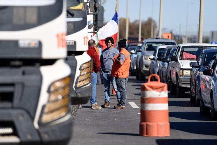 Gobierno alcanza acuerdo con camioneros y trabajadores para acabar con el paro