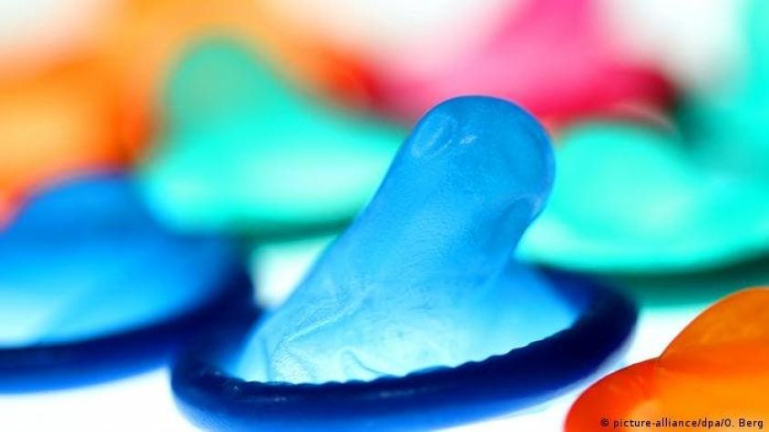 Mujer es condenada en Alemania por perforar los preservativos de su pareja