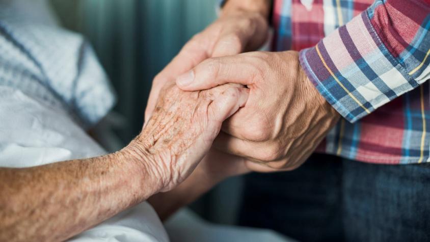 Conmovedor registro: Hombre se reencontró con niñera que lo cuidó cuando niño después de 46 años