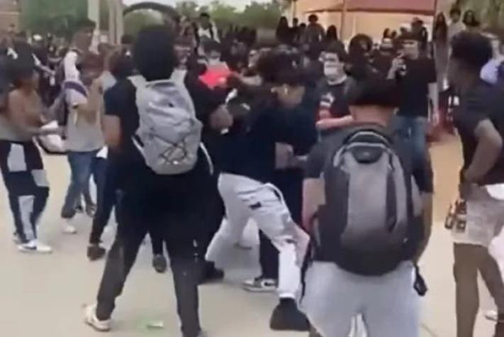 [VIDEO] Un padre peleó con 30 estudiantes por bullying a sus hijos
