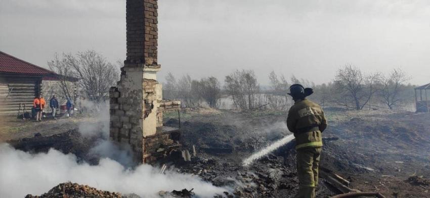 Cinco muertos y unos 200 edificios en llamas en incendios en Siberia