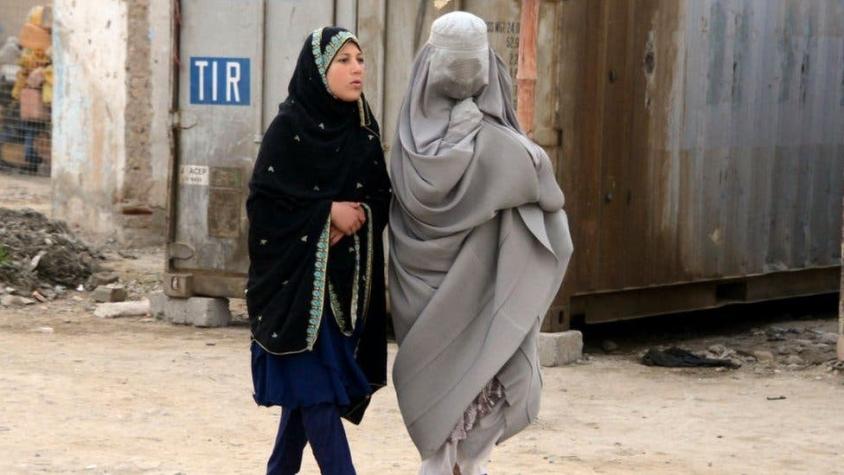 Los talibanes obligarán a mujeres afganas a usar velo islámico