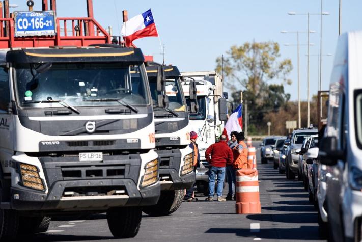 Camioneros llegan a acuerdo con Gobierno y levantan paro