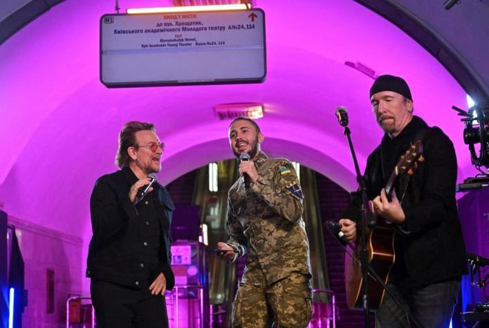 Bono de U2 sorprendió en Kiev: Dio un concierto en pleno Metro