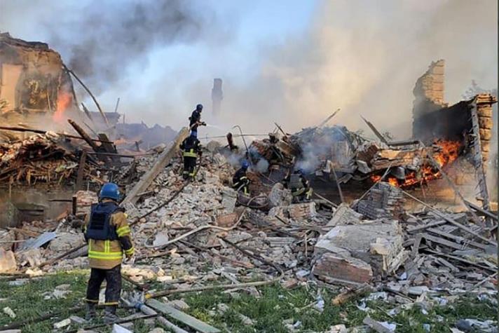 Zelenski aseura que 60 personas murieron en bombardeo a escuela en Ucrania