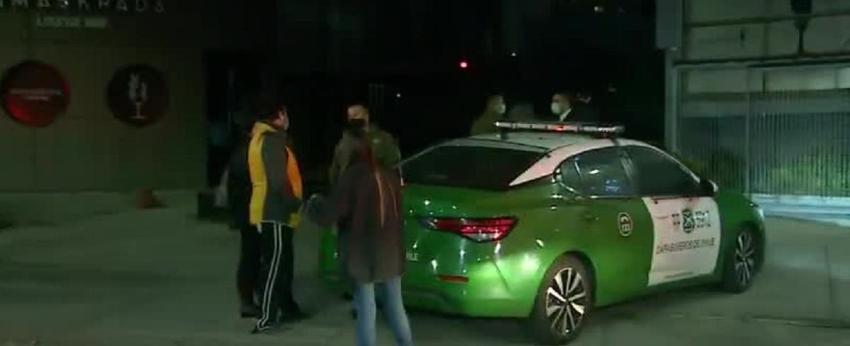 Mujer frustra robo de su vehículo en portonazo en Providencia: Fue intimidada con armas de fuego Mujer frustra robo de su vehículo en portonazo en Providencia: Fue intimidada con armas de fuego