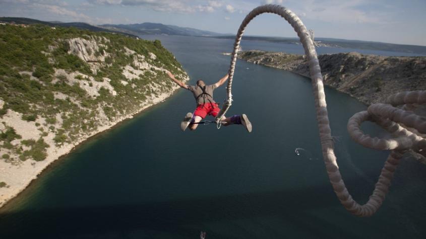 [VIDEO] A un hombre le falló la cuerda de seguridad del bungee tras lanzarse desde puente