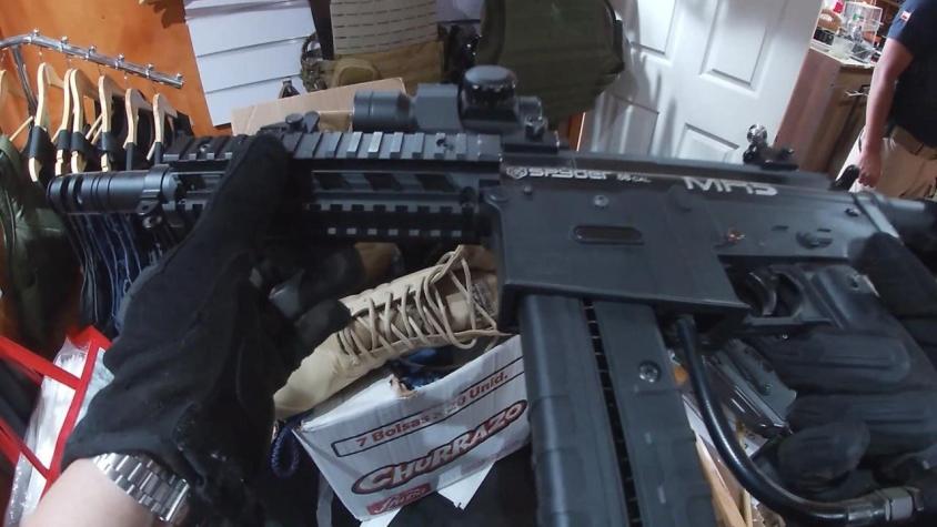 [VIDEO] Tráfico de armas: Excarabinero tenía un arsenal oculto en su casa