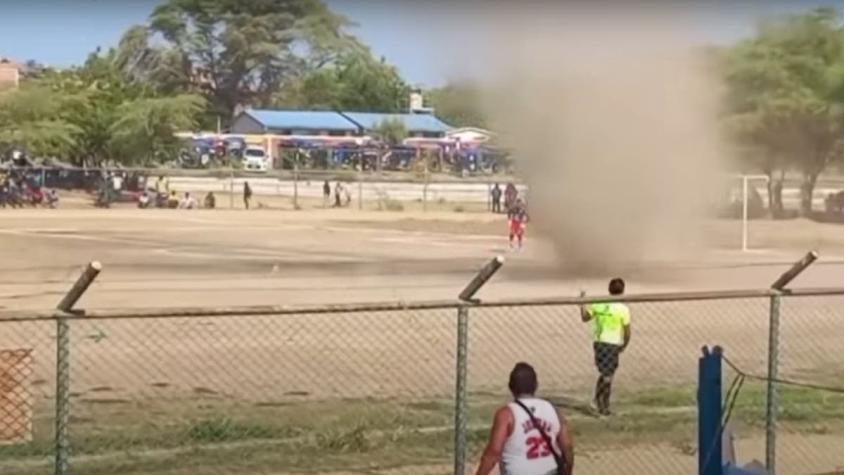Enorme remolino de tierra interrumpe partido de fútbol en Perú