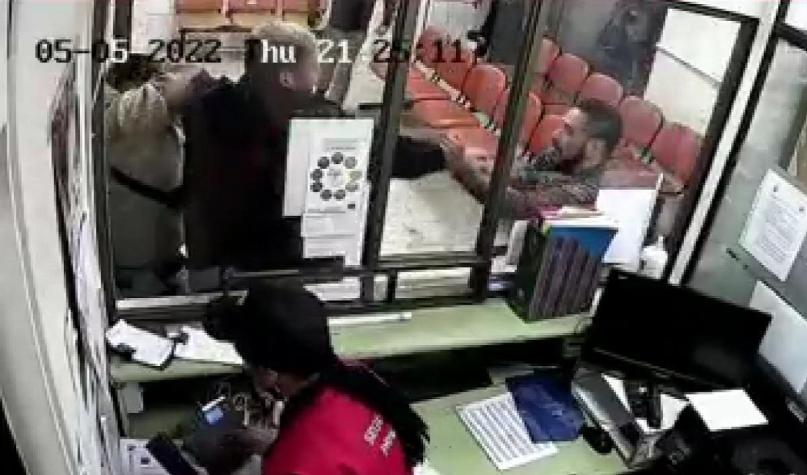 VIDEO: Cámara registra brutal pelea con cuchillos al interior de un consultorio en Coronel