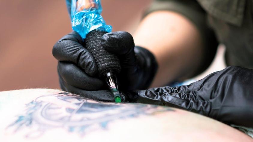 Hombre se tatúa los abdominales de sus sueños tras cansarse de no tener resultados en el gimnasio