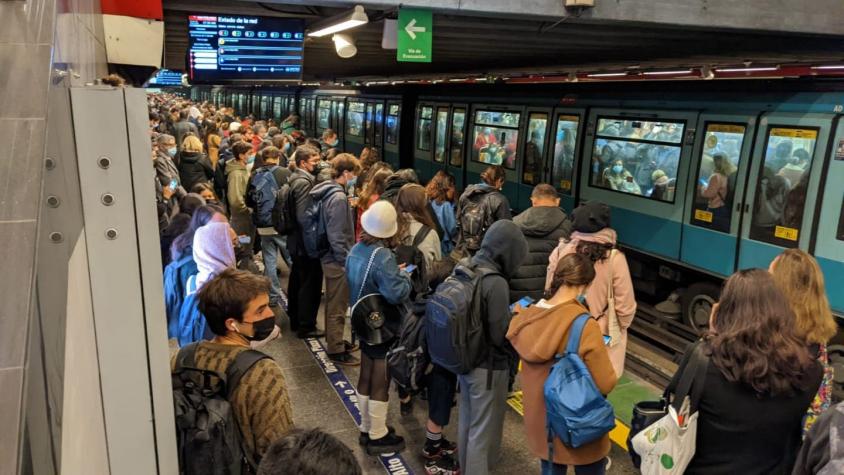 Metro de Santiago restablece servicio tras interrupción en tramo de Línea 1
