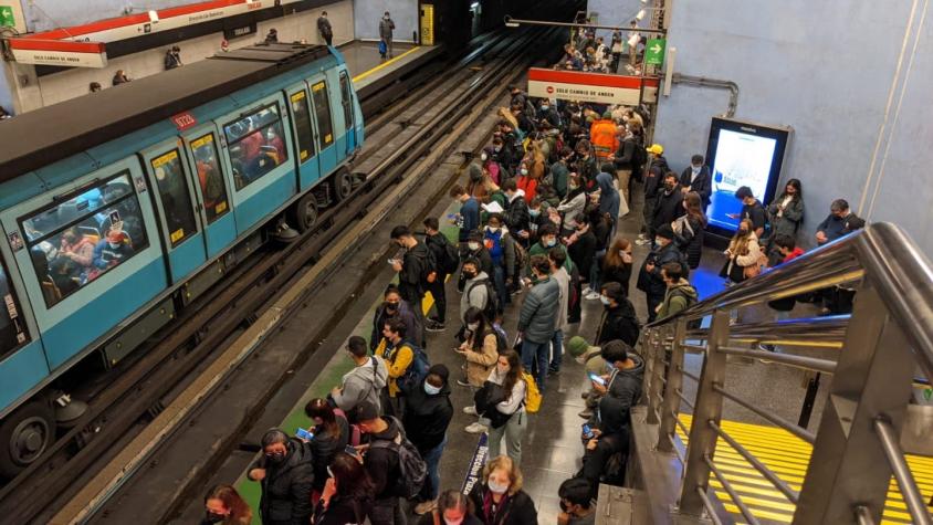 Interrupción en Línea 1 del Metro: tren impactó a hombre que huía tras cometer un robo