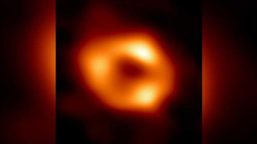 Astrónomos revelan primera imagen del agujero negro en el corazón de nuestra galaxia