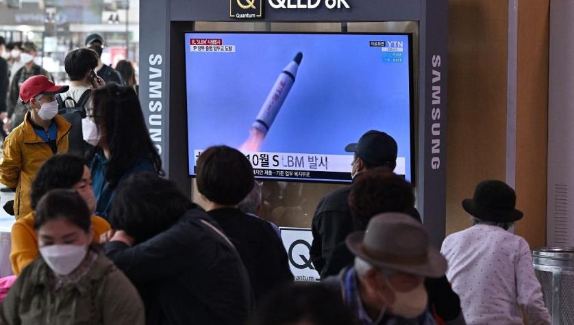 Corea del Norte dispara misiles tras reconocer su primer brote de COVID-19