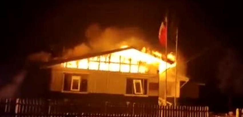 [VIDEO] Incendio destruye retén policial de Pampa Guanaco: Carabineros lograron salir con vida