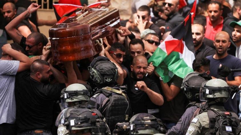 Shireen Abu Aqla: el dramático momento del entierro de la periodista de Al Jazeera en Cisjordania