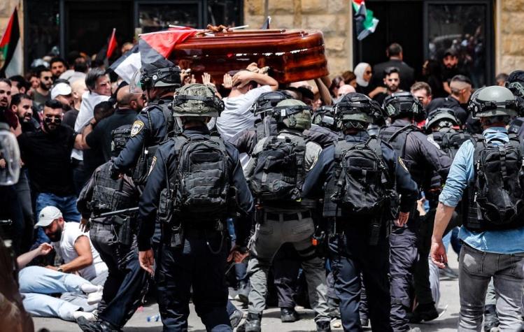 Funeral de periodista palestina marcado por choques con la policía israelí en Jerusalén