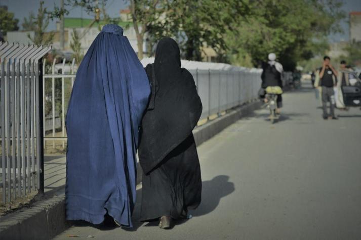 Ciudad afgana autoriza que hombres y mujeres puedan volver a comer juntos