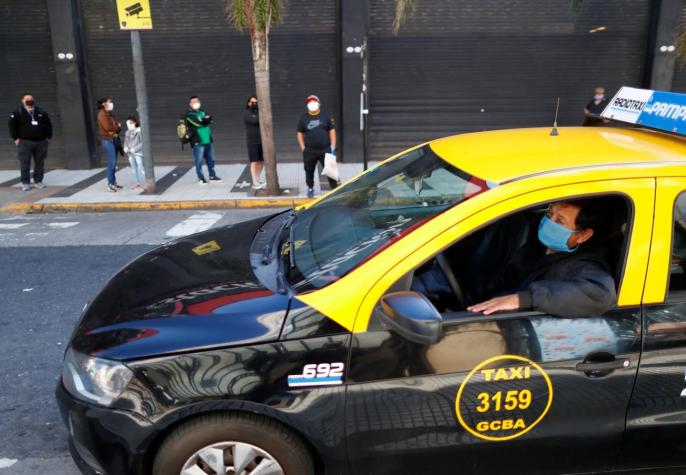 Taxista pegó dentro de su auto el CV de su hija: Ya tiene ofertas