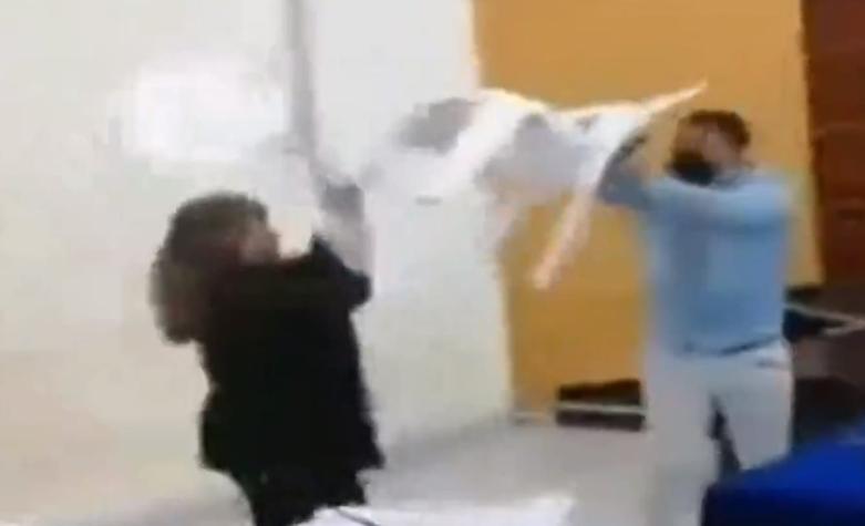[VIDEO] Concejales de municipalidad de Perú pelearon a sillazos tras discusión