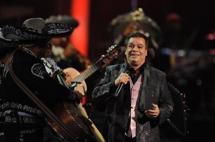 Estafan a joven pagándole con billete con la cara de Juan Gabriel