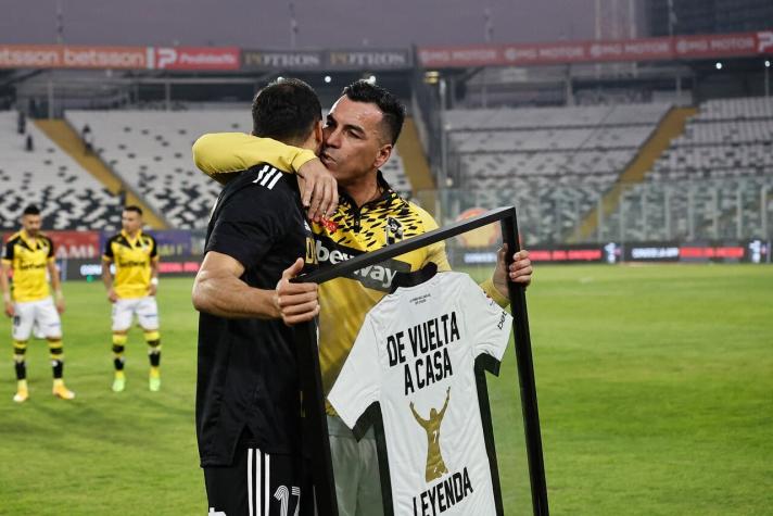 Aplausos, pasillo y camiseta de "leyenda": El emocionante homenaje de Colo Colo a Paredes