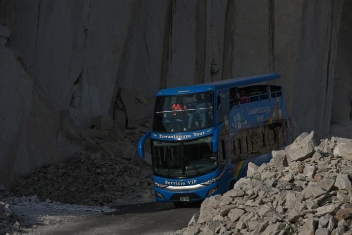 Bus cae a un abismo de cien metros en Perú y deja 11 personas muertas